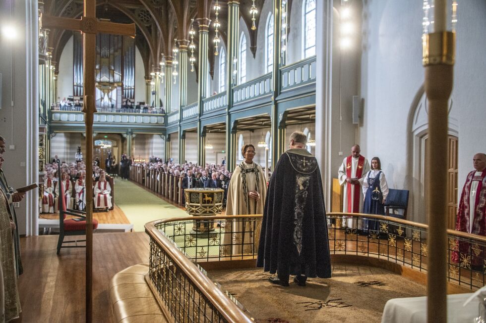 Kari Mangrud Alvsvåg ble søndag vigslet til biskop i Borg i Fredrikstad domkirke av preses Olav Fykse Tveit.
 Foto: Geir A. Carlsson / Fredriksstad Blad / NTB