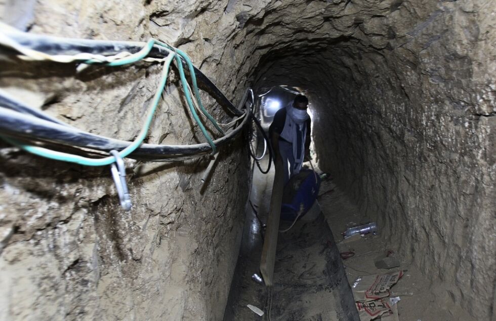 LIVLINE: Dette arkivbildet viser en palestinsk smugler inne i en tunnel i Rafah, sør på Gazastripen.
 Foto: NTB/AP