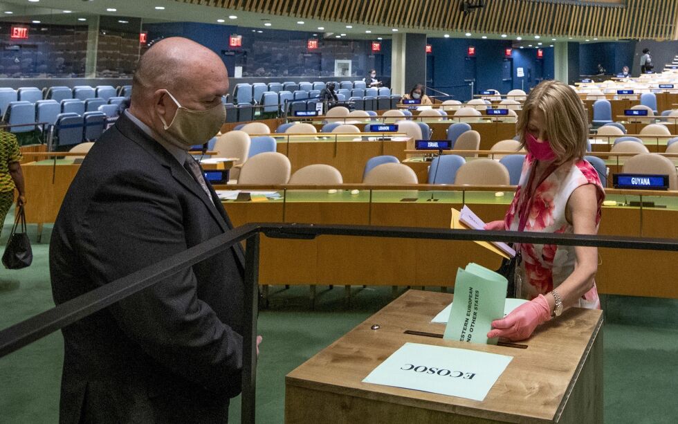 Nordmenn støtter internasjonalt samarbeid, selv om skepsisen til USA øker. Her avlegger Norges FN-ambassadør Mona Juul stemme under valget av nye medlemmer av FNs sikkerhetsråd. Foto:
 Foto: Eskinder Debebe/NTB scanpix