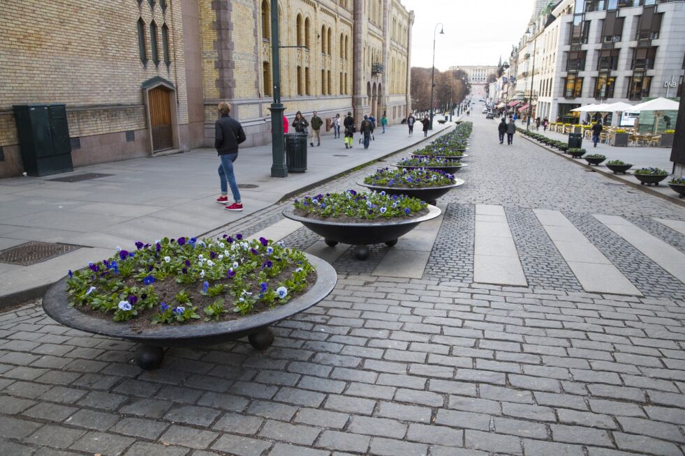 Store blomsterbed fungerer som fysiske hindringer på langsiden av Stortinget i Karl Johans gate i Oslo. Foto: Håkon Mosvold Larsen / NTB scanpix