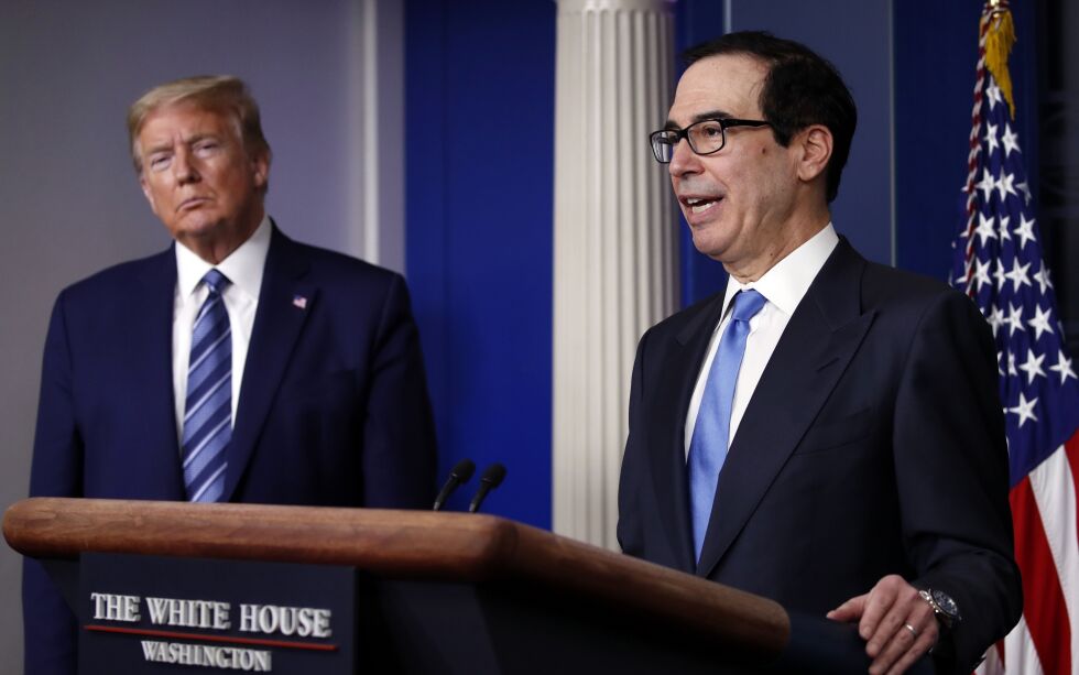 President Donald Trump og finansminister Steven Mnuchin forsøker fortsatt å få på plass en økonomisk krisepakke som følge av koronaviruset.
 Foto: Evan Vucci / NTB