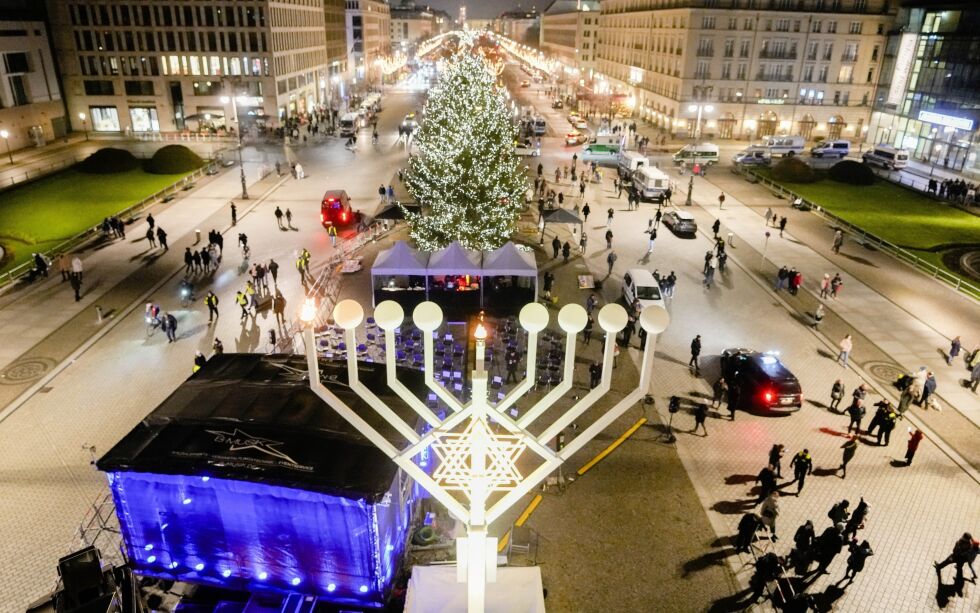 En Hanukkah Menorah, en åttearmet lysestake, var opplyst på Pariser Platz nær Brandenburger Tor i Berlin i Tyskland, under den jødiske høytiden Hanukkah, som varte i åtte dager fra 28. november.
 Foto: Markus Schreiber / AP / NTB