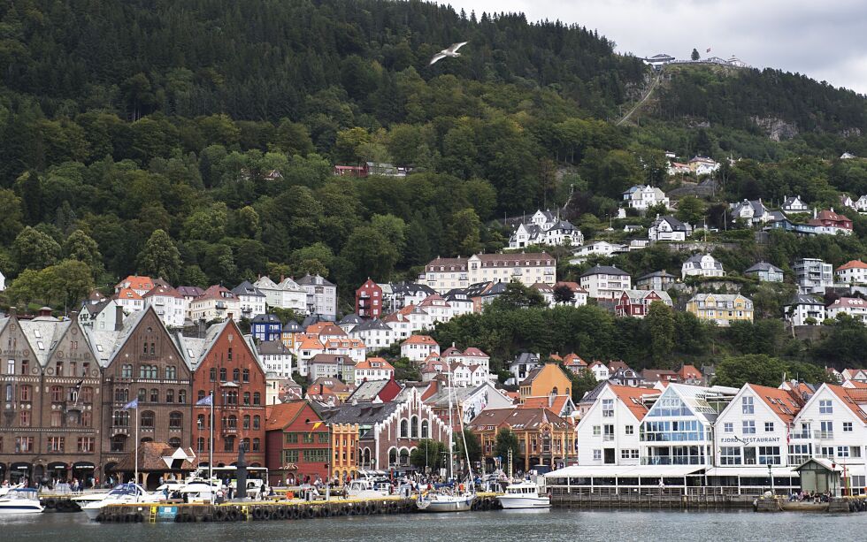 Bryggen i Bergen med Fløien i bakgrunnen har ifølge EU den reneste luften i Norge.
 Foto: Marit Hommedal / NTB