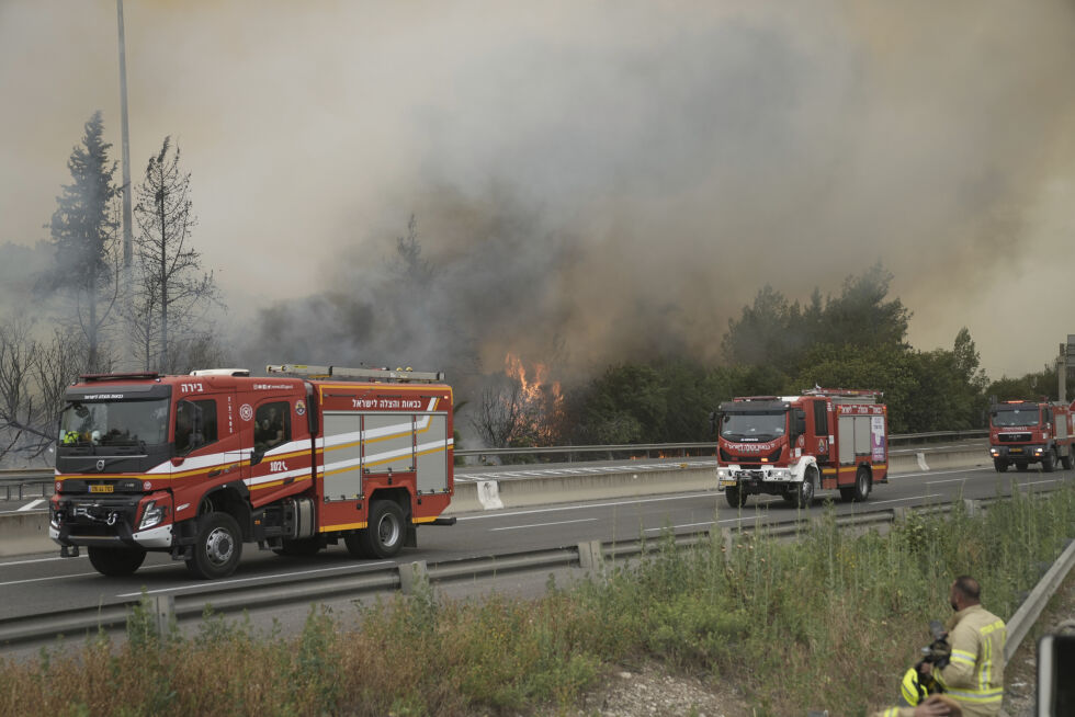 Brannmannskaper jobber med å slukke en skogbrann som brenner på en motorvei til Jerusalem, onsdag.
 Foto: NTG/AP/Mahmoud Illean