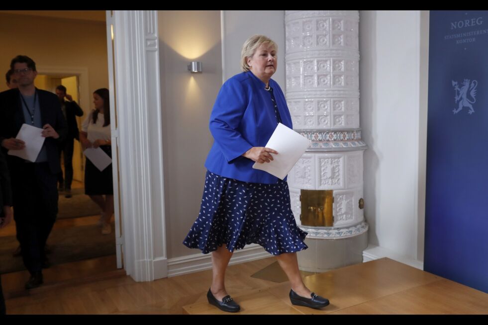 Statsminister Erna Solberg ankommer pressekonferansen i regjeringens representasjonsanlegg om bompengesaken fredag kveld. Foto: Terje Bendiksby / NTB scanpix