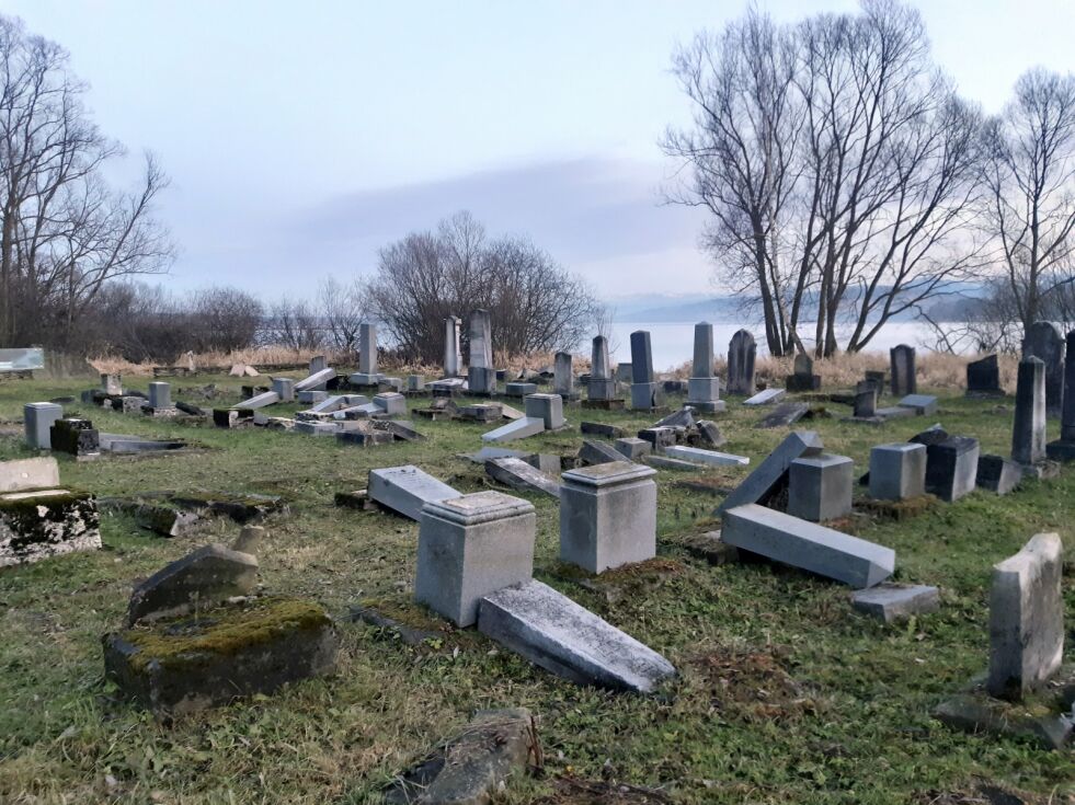 På dette bildet som ble tatt mandag 16. desember 2019, lå dusinvis av skadede gravsteiner på den jødiske kirkegården i Namestovo, Slovakia. Ukjente vandaler har skadet gravsteinene på den jødiske kirkegård fra 1700-tallet, opplyser politiet.
 Foto: Karol Kurtulik/AP/NTB Scanpix