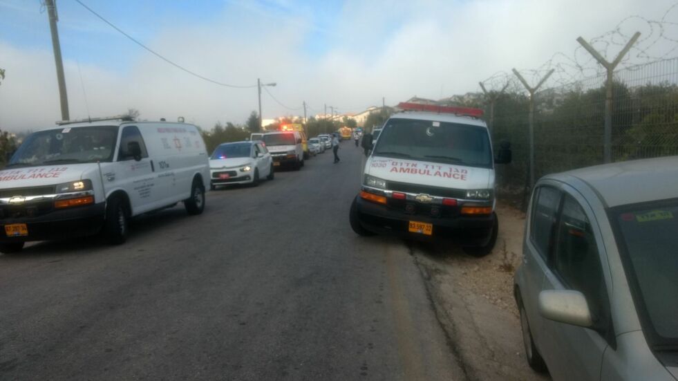 Ambulanser og politioppbud ved åstedet for terrorangrepet utenfor Jerusalem tirsdag morgen. Foto: Magen David Adom.