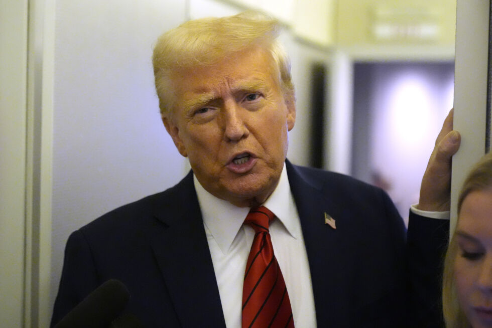 President Donald Trump signerte den nye ordren ombord på Air Force One på vei fra Miami til Joint Base Andrews, mandag.
 Foto: NTB/AP/Mark Schiefelbein