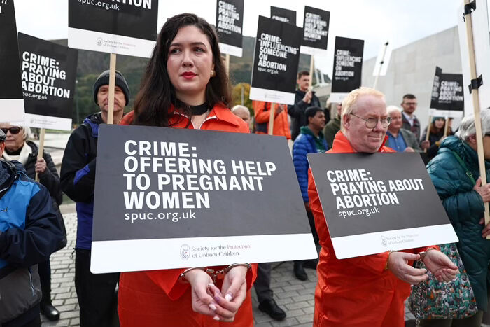 Demonstranter protesterer mot forbud mot å be utenfor abortklinikker utenfor det skotske parlamentet 24. september 2024 i Edinburgh, Skottland.
 Foto: Jeff J Mitchell/Getty Images