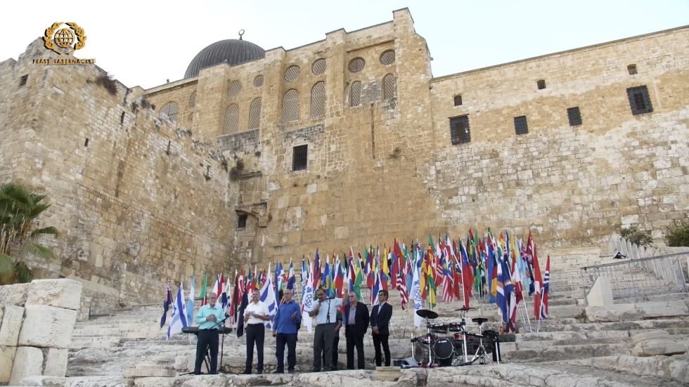FORBØNN: Pastorer og ledere for kristen virksomhet i Israel leder an i forbønn for verdens nasjoner, fra trappen opp til Tempelhøyden.
 Foto: Skjermbilde