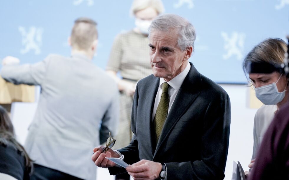 Statsminister Jonas Gahr Støre (Ap) etter pressekonferanseen om koronasituasjonen mandag kveld.
 Foto: Heiko Junge / NTB