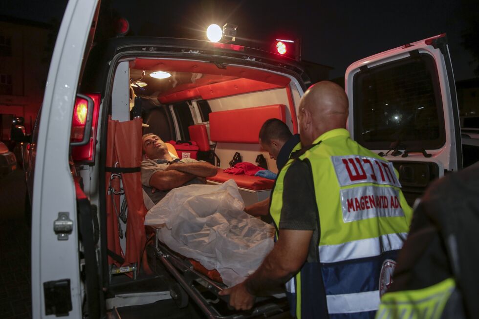 En av de skadde israelerne i Sderot under onsdagens mange rakettangrep fra Gaza, fraktes her til sykehus i ambilanse.
 Foto: AP / NTB Scanpix