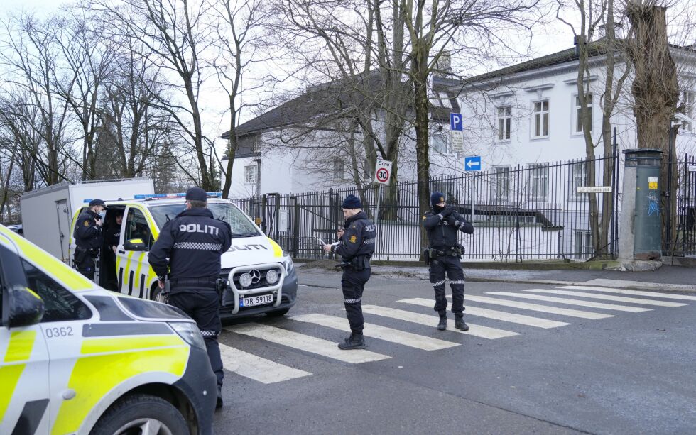 Politi foran Russlands ambassade i Oslo. Russland startet i natt et angrep på Ukraina.
 Foto: Heiko Junge / NTB