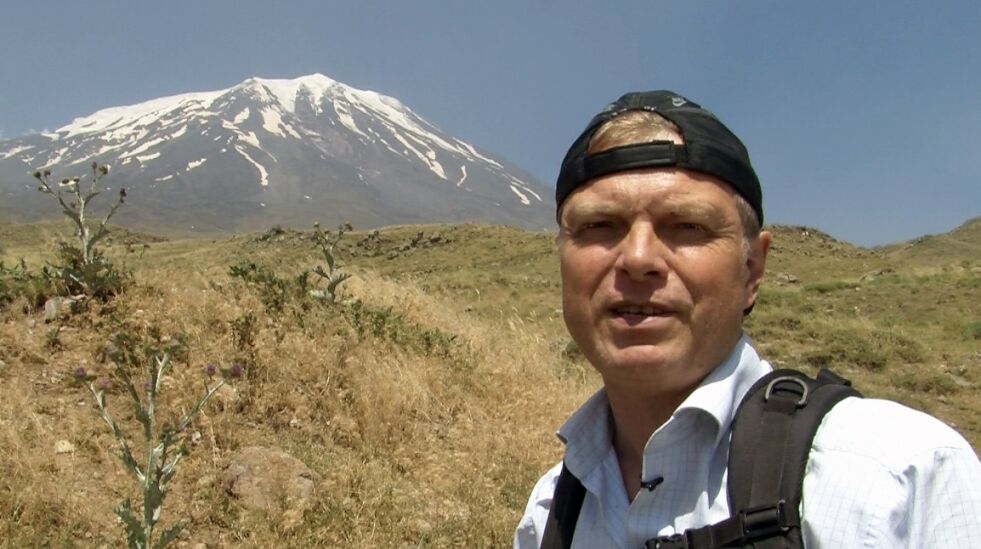 PÅ JAKT ETTER ARKEN: Avisredaktør Henri Nissen har i 20 år studert leteaksjonene etter Noas Ark. Her står han foran Ararat-fjellet. Foto: Privat