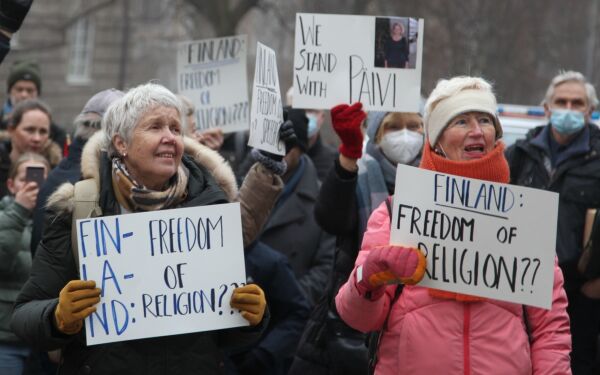 Sto opp for trosfriheten foran Finlands ambassade