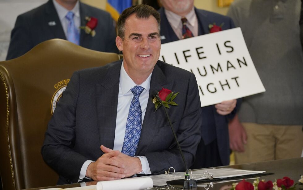 Oklahoma-guvernør Kevin Stitt undertegnet tidligere i april en lov som gjør det straffbart med opptil ti års fengsel å utføre en abort. Torsdag vedtok delstatsforsamlingen ytterligere innskrenkninger, som nå kommer til hans bord.
 Foto: Sue Ogrocki / AP / NTB