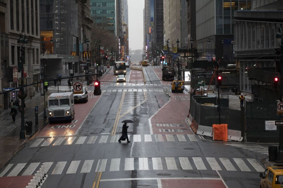 I New York er det ikke mye igjen av det normale morgenrushet som vanligvis preger byen. USAs største by er en av flere deler som har innført strenge restriksjoner.
 Foto: Mark Lennihan / NTB scanpix