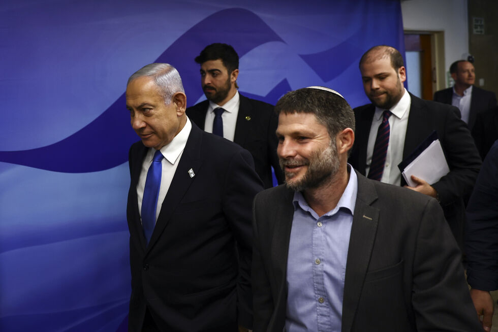Israels statsminister Benjamin Netanyahu, til venstre, og finansminister Bezalel Smotrich på vei for å delta på et kabinettmøte på statsministerens kontor i Jerusalem.
 Foto: NTB/AP/Ronen Zvulun