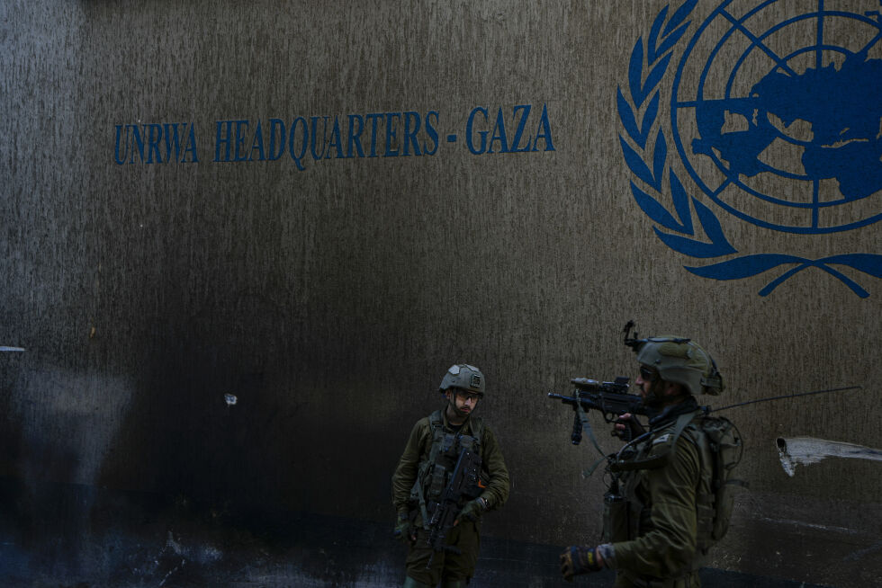 Torsdag 8. februar 2024: Israelske soldater ved UNRWAs hovedkvarter i Gaza, der det ble oppdaget underjordiske Hamas-tuneller forsynt med elektrisitet fra Forente Nasjoner.
 Foto: AP Photo/Ariel Schalit/NTB.