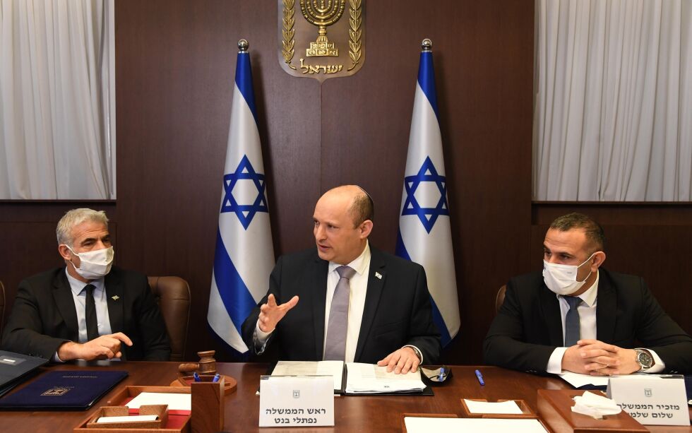 Israels statsminister Naftali Bennett er tydelig på hva han synes om en atomavtale med Iran. Her informerer han regjeringen.
 Foto: Haim Zach/TPS.