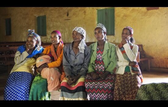 ØKONOMI OG INNTEKT: Medlemmer i WEWEPs låne- og sparegrupper i Innango Kobara menighet i Vest Etiopia. Medlemmene samles to ganger i måneden til fellesskap, der de også bidrar med egne sparepenger for å øke gruppas felleskapital, i tillegg til egen sparing. Med større gruppekapital blir det flere lånemuligheter (rentefritt, eller til lav rente). Med dette lånet som starthjelp etablerer kvinner seg med ulike inntektsbringende aktiviteter. Mange livnærer sine familier med dette. Foto: Dag Rune Sameien