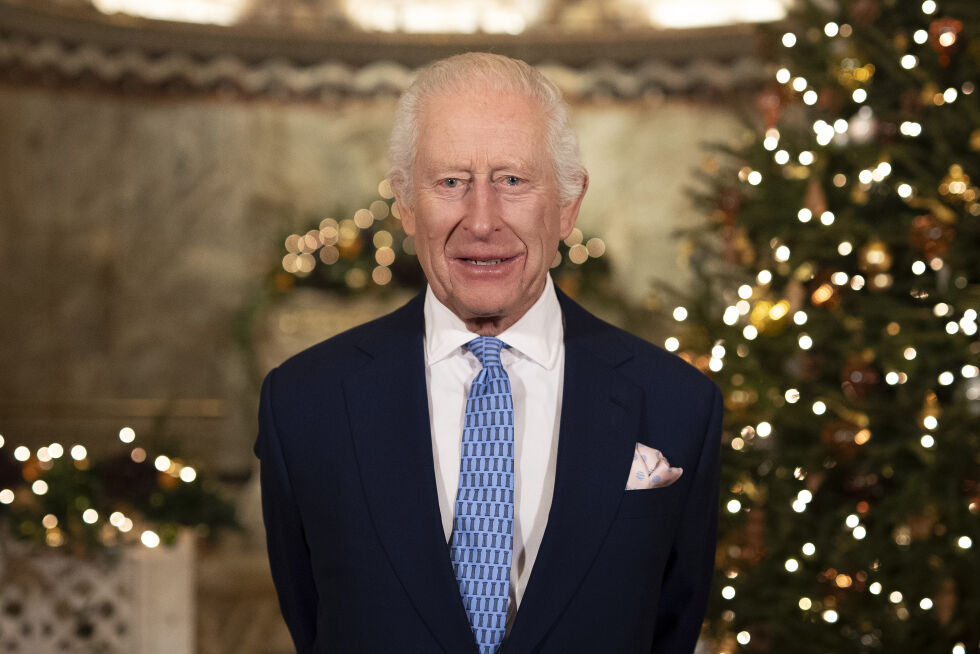 Storbritannias kong Charles III taler under innspillingen av julebudskapet sitt i Fitzrovia Chapel i London sentrum, England, onsdag 11. desember 2024.
 Foto: Aaron Chown/PA via AP, Pool/NTB