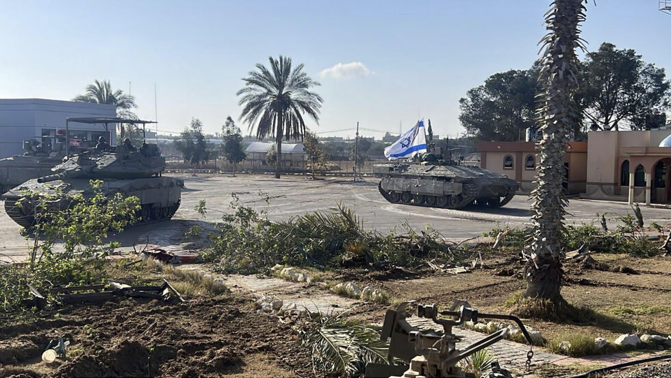 HISTORISK: Dette bildet levert av Israel Defense Forces viser en stridsvogn med et Israel-flagg på som går inn på Gaza-siden av Rafah-grenseovergangen tirsdag 7. mai 2024.
 Foto: NTB/AP