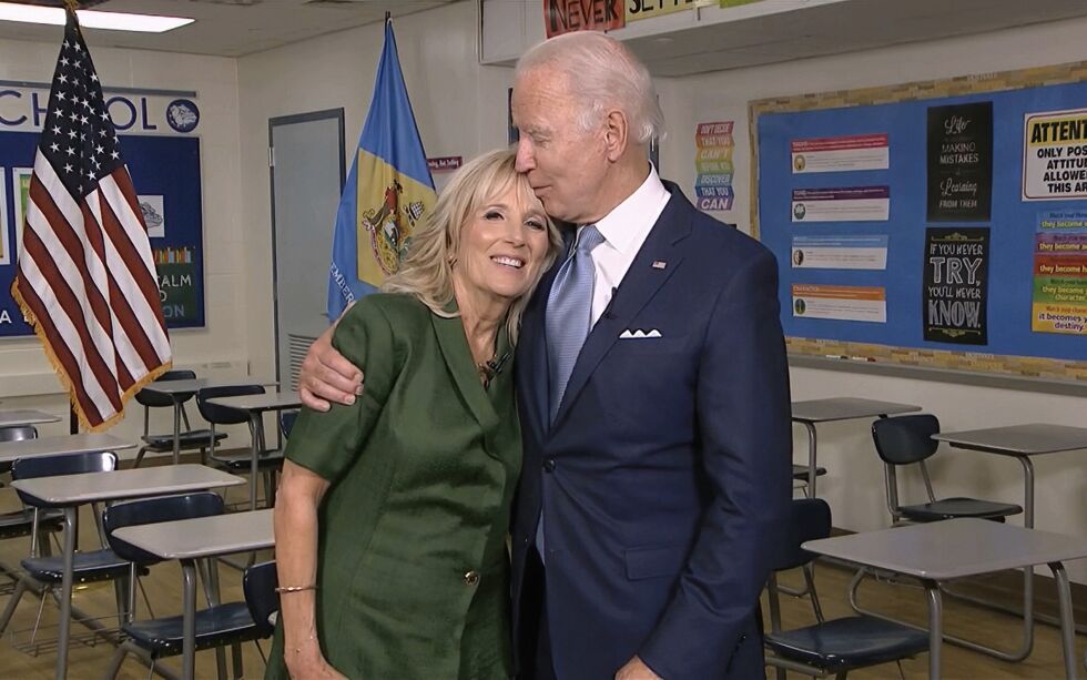 Joe Biden kom inn i klasserommet da kona Jill Biden avsluttet sin tale på andre dag av Demokratenes landsmøte tirsdag kveld.
 Foto: Democratic National Convention / NTB scanpix