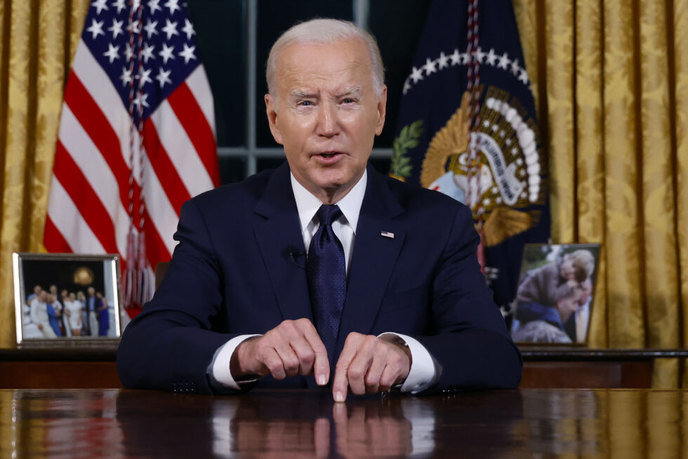 Dette er bare andre gang Joe Biden i sin presidentperiode holder en tale til nasjonen fra kontoret sitt i Det hvite hus. Han håper å samle et politisk splittet USA som enorme bevilgninger til blant annet Ukraina og Israel.
 Foto: Jonathan Ernst/AP/NTB