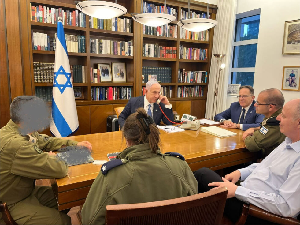 Bilde av statsminister Benjamin Netanyahu og hans team tirsdag kveld, 30. juli 2024.
 Foto: Statsministerens mediarådgiver