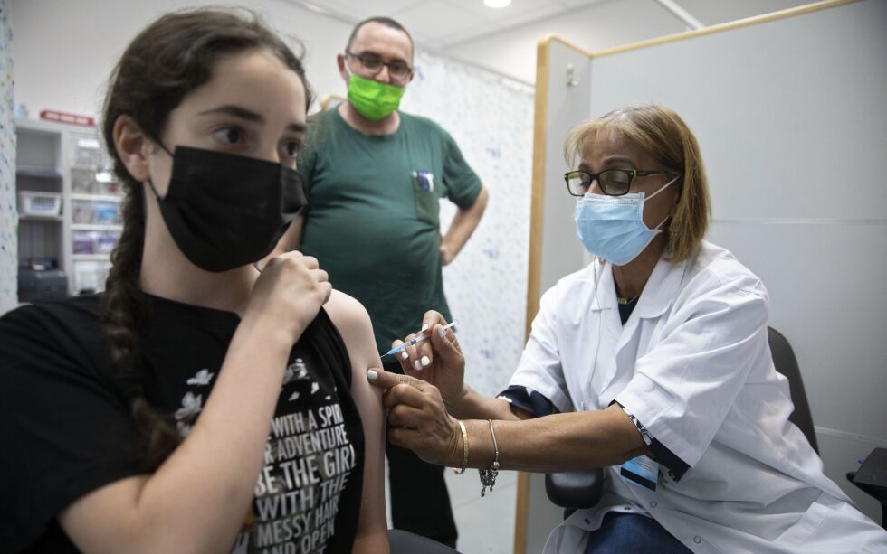 En israelsk tenåring vaksineres mot korona i byen Rishon LeZion. I starten av juni begynte vaksineringen av barn fra 12-15 år.
Foto: Sebastian Scheiner / NTB / AP