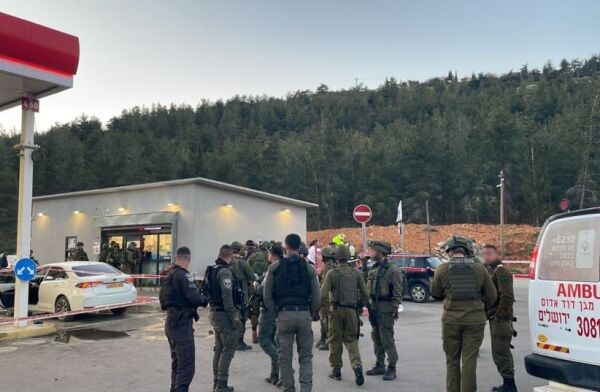 Rabbiner og tenåring myrdet på bensinstasjon i Judea
