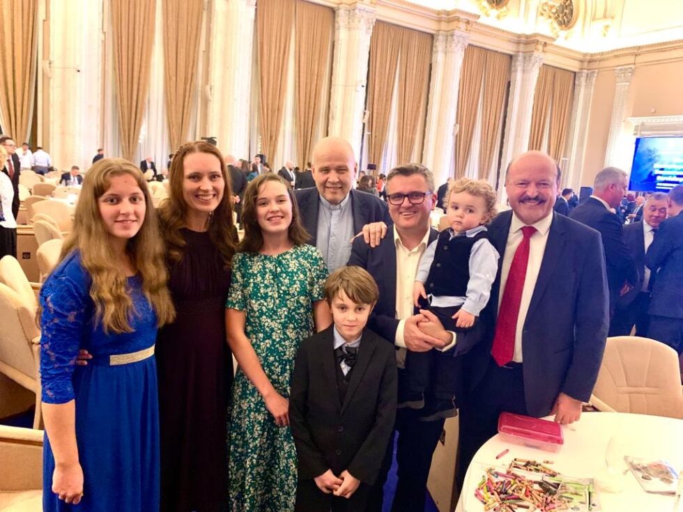 BØNNEFROKOST: Marius & Ruth Bodnariu med fire av barna sammen med Jan-Aage Torp (midten) og Valeriu Ghiletchi (høyre) i det rumenske parlamentets bønnefrokost i november 2022.
Foto: Oslokirken