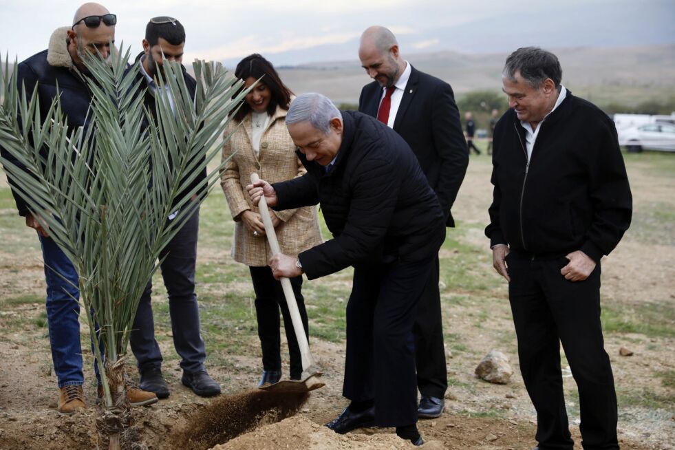 Under sin omvisning i området plantet Netanyahu et tre, som er vanlig på den jødiske høytiden til Tu Bishvat
 Foto: Ariel Schalit/NTB Scanpix