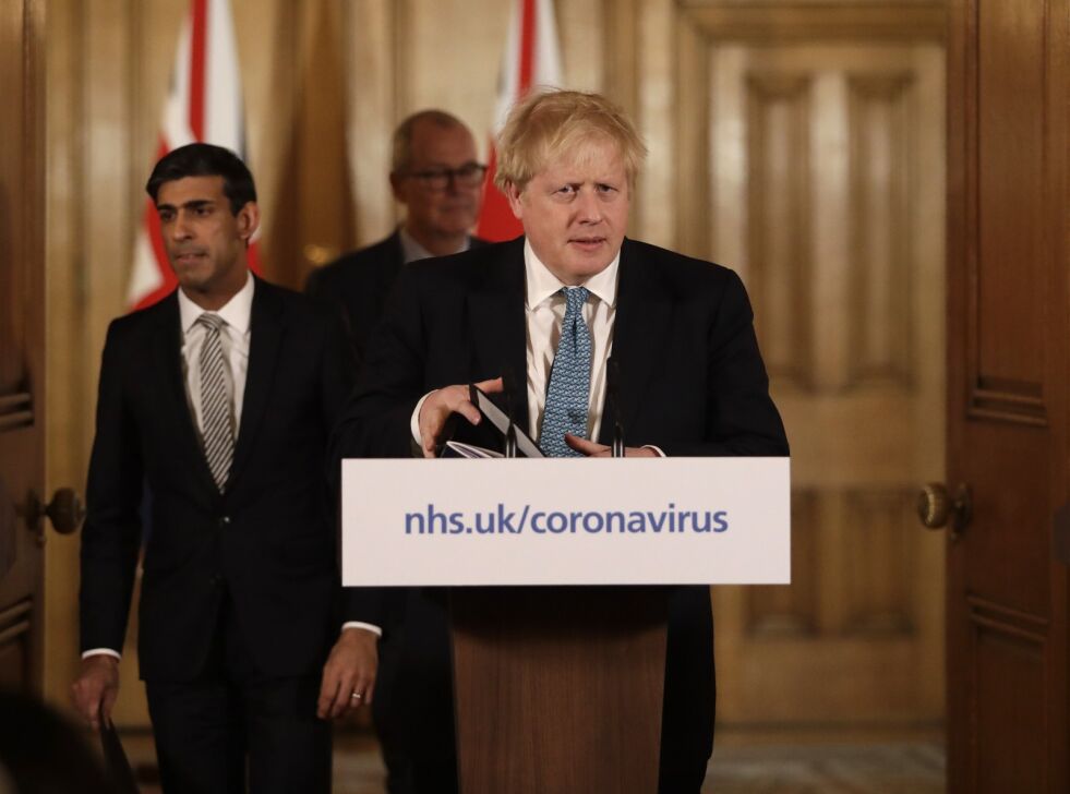 Torsdag kveld klappet Boris Johnson og det britiske folket for helsepersonellet som kjemper mot pandemien. Fredag kom beskjeden om at statsministeren selv er smittet.
 Foto: Matt Dunham/NTB Scanpix