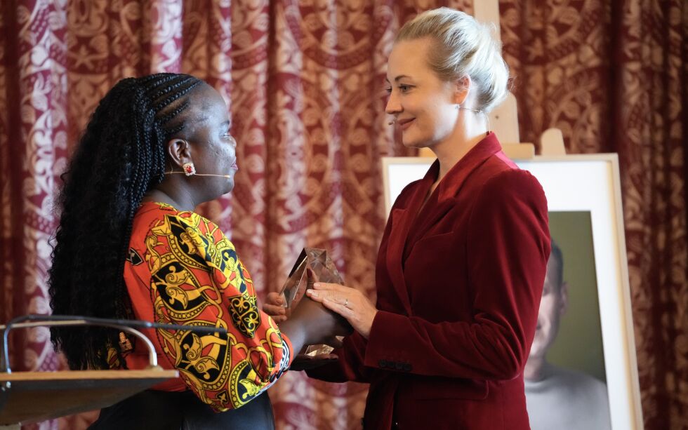 Julia Navalnaja mottar årets Thulani Maseko Justice Prize på vegne av sin avdøde ektemann, Aleksej Navalnyj, under en seremoni i Oslo rådhus under Oslo Freedom Forum mandag. Thulani Masekos enke, Tanele, overrekker prisen.
 Foto: Terje Bendiksby / NTB