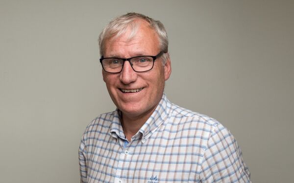 Han blir generalsekretær frem til de finner en annen
