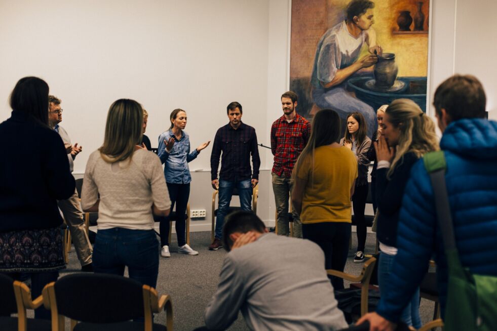 LOVSANG: Bibelkveldene starter med bønn og lovsang der Jesus blir opphøyet.
 Foto: UiO