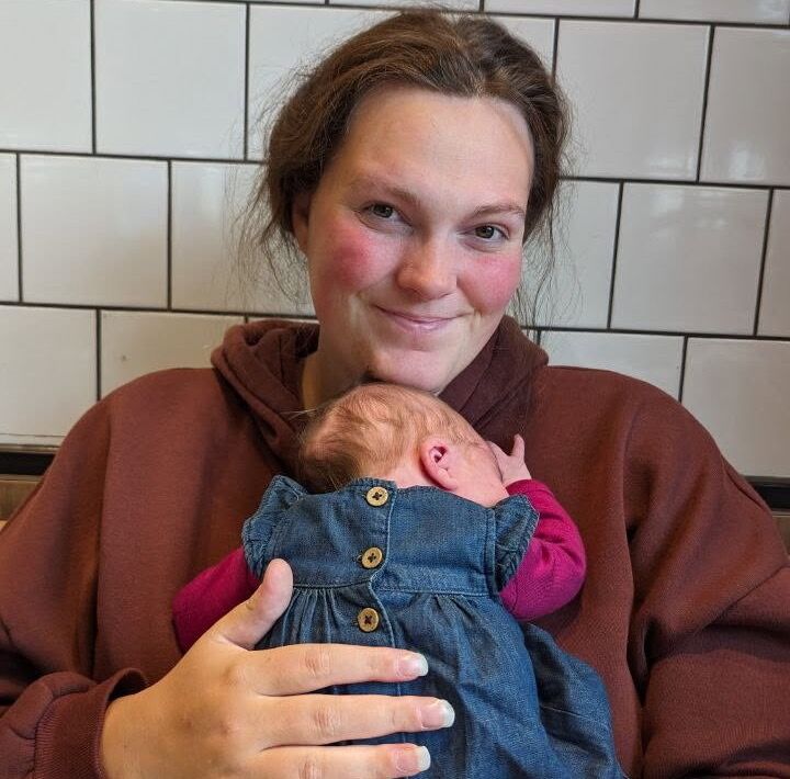 Rebekka Stray sammen med sin yngste datter.
 Foto: Privat