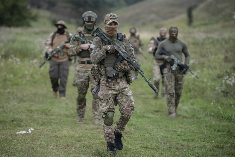 FRIVILLIGE: Frivillige soldater deltar på en trening utenfor Kiev, Ukraina.
 Foto: NTB/AP/Andrew Kravchenko