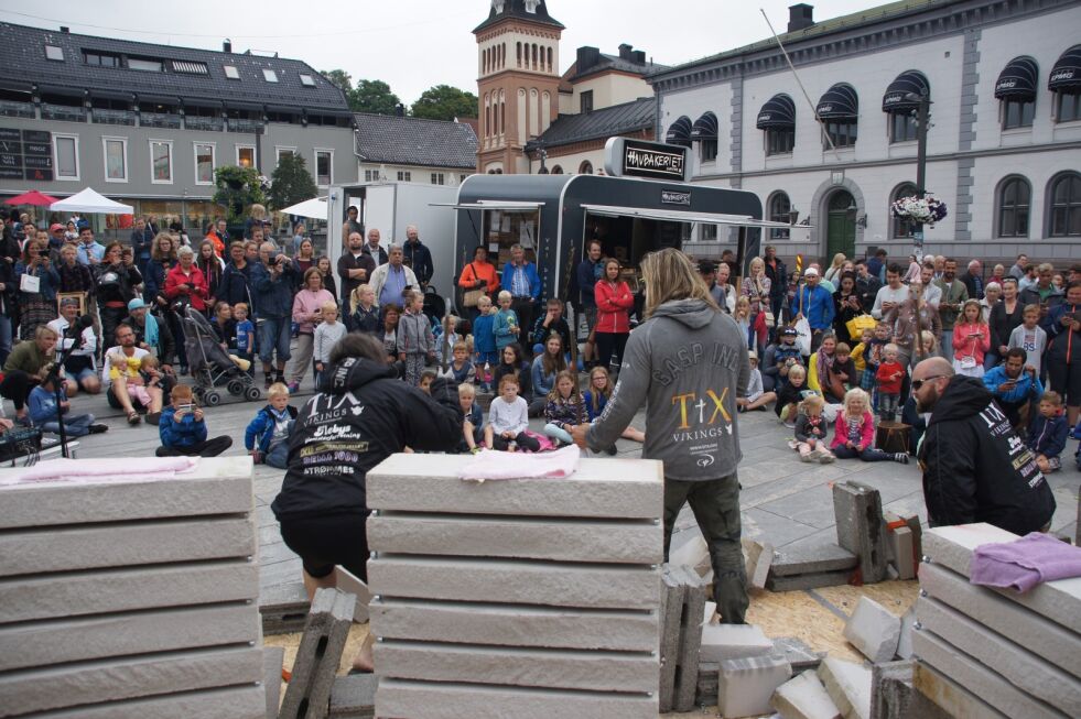 Folk i Østlandsbyene samles når de sterke menn viser krefter og deler sitt vitnesbyrd.
 Foto: Daniel Haddal