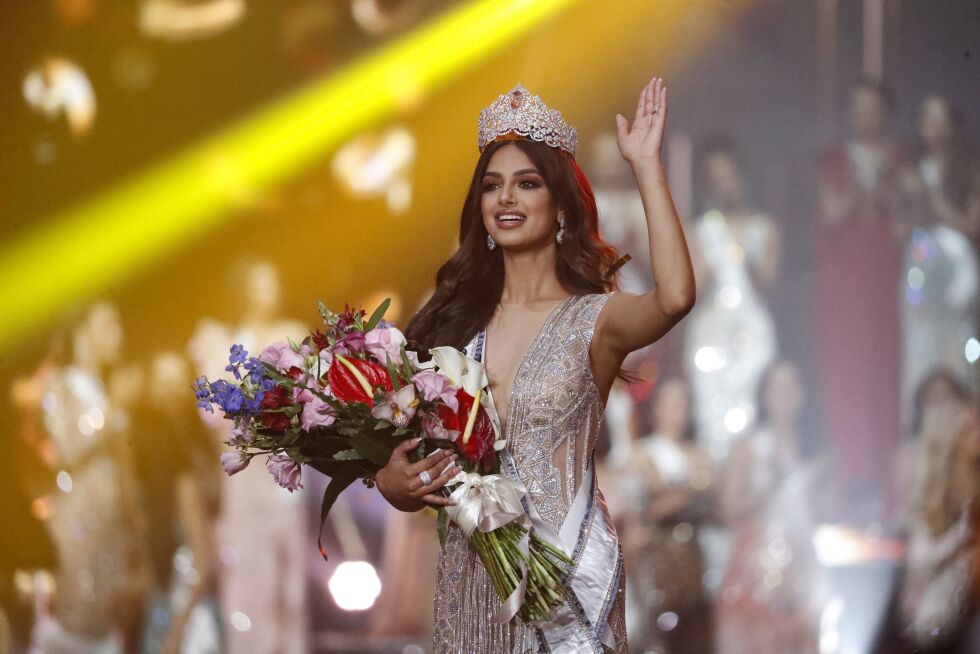 Indias Harnaaz Sandhu vinker etter å ha blitt kronet til Miss Universe 2021 under den 70. Miss Universe konkurransen, mandag 13. desember i Eilat, Israel.
 Foto: Ap