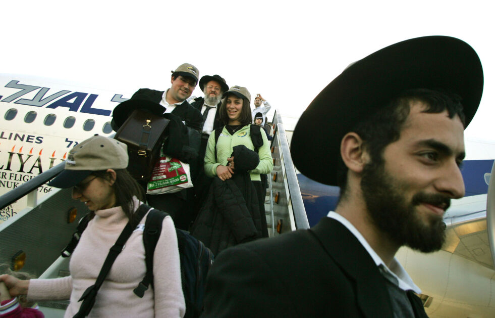 Nye immigranter fra Nord-Amerika går fra El-Al-jetflyet som brakte dem til Ben Gurion flyplass, Tel Aviv.
 Foto: NTB/AP Foto/Eitan Hess-Ashkenazi