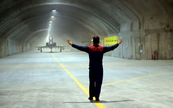 Iran viser frem sin første underjordiske flybase