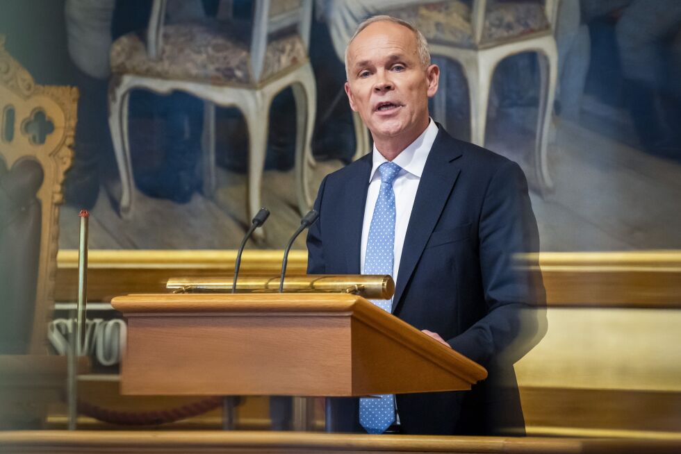 Finansminister Jan Tore Sanner advarte om at krisen ikke er over selv om økonomien er i bedring. Foto: Heiko Junge / NTB