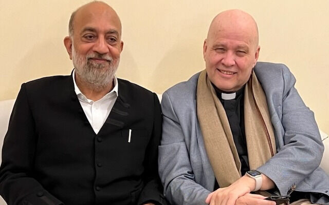 Advokat, Dr. Sanjay Parikh med pastor Jan-Aage Torp. — Religionsfriheten står eksepsjonelt sterkt i den indiske grunnloven, sier. Parikh.
 Foto: Oslokirken