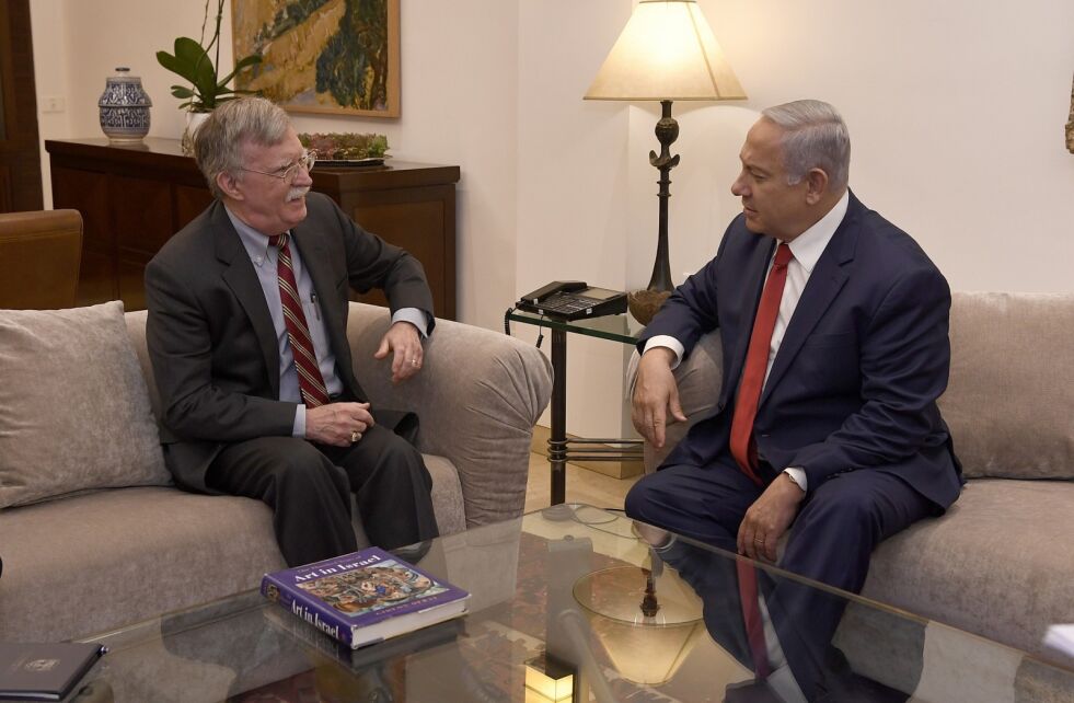 UTFORDRER: Benjamin Netanyahu utfordret USA til å anerkjenne Golan-annekteringen da han møtte John Bolton i Jerusalem mandag. Foto: GPO