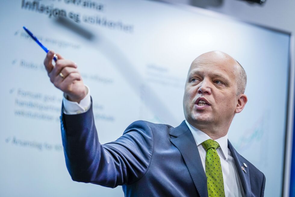 Finansminister Trygve Slagsvold Vedum (Sp) holder pressekonferanse om revidert nasjonalbudsjett 2022 i regjeringskvartalet i Oslo torsdag.
 Foto: Håkon Mosvold Larsen / NTB