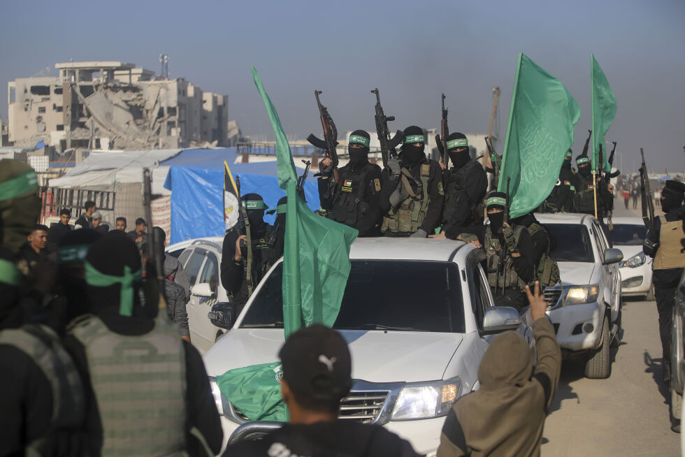 Et stort antall soldater fra Hamas og Islamsk hellig krig (Jihad) var på plass da israelske gisler ble overlevert til Den internasjonale Røde Kors-komiteen (ICRC) i Khan Younis torsdag.
 Foto: AP / NTB.