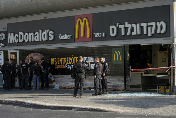 Én drept og minst ti såret i angrep i Sør-Israel